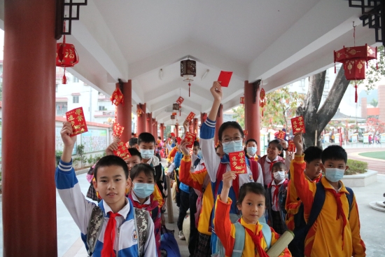 1.回校了，收到“學(xué)業(yè)進(jìn)步”大紅包，好開心。（沙坪七?。?JPG