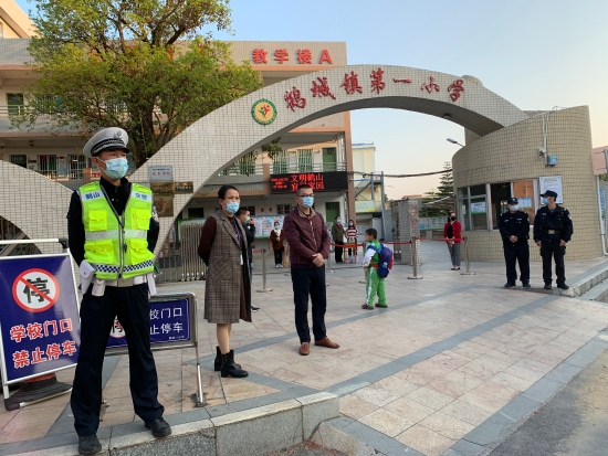 8.鶴城鎮(zhèn)警察叔叔、鶴城一小行政班子為學(xué)生返校保駕護(hù)航.jpg
