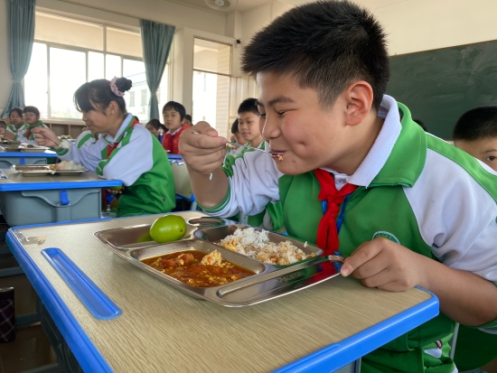 13.表情告訴你，午餐是多么的美味.jpg