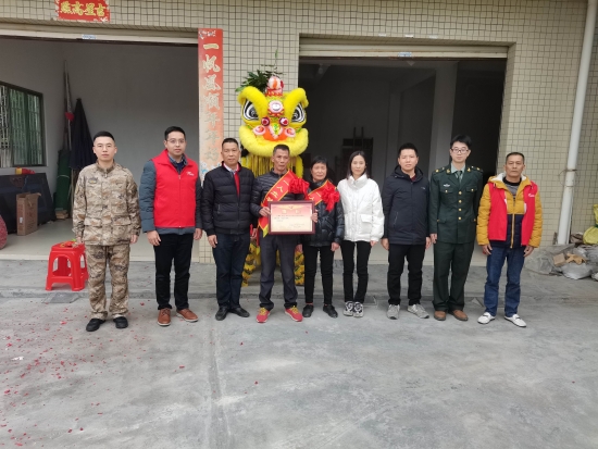 已處理1674092129216市退役軍人事務(wù)局副局長(zhǎng)溫寶謙一行到龍都村現(xiàn)役軍人王耀成家中送立功喜報(bào)，并提前向王耀成家屬送上新春祝福，鼓勵(lì)軍人努力拼搏、再立新功。.jpg