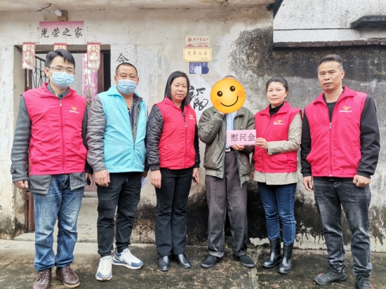 已處理1674092129217廣東省南粵交通江肇高速公司管理中心、江門平安通服務(wù)中心處到桃源鎮(zhèn)開(kāi)展“黨建引領(lǐng)送關(guān)懷&middot;春日共建暖人心”活動(dòng)，為中勝村困難家庭送上慰問(wèn)與關(guān)心.jpg