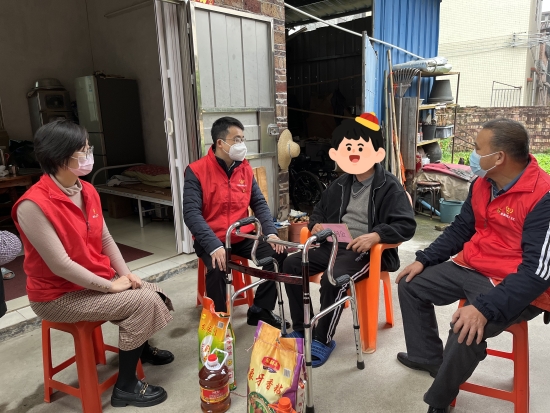 已處理16740921292162、市直機(jī)關(guān)工委副書記羅松泰慰問(wèn)困難黨員陳錦聯(lián)_副本.jpg