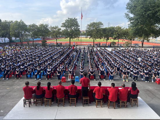 9.雅瑤中學(xué) 2025 年秋季學(xué)期開學(xué)伊始，黨支部書記、校長周輝同志以 “血火豐碑精神永續(xù)” 為主題，講授開學(xué).jpg