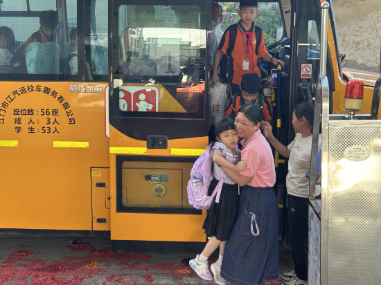 19.鶴城一小 學(xué)校教師及跟車阿姨正在引導(dǎo)同學(xué)們下校車，確保學(xué)生上下安全 (3).jpg