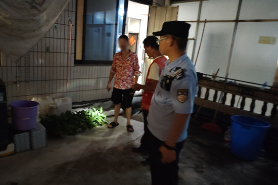 中山所聯(lián)合社區(qū)專項召集14家酒店公寓負責(zé)人，明確清積水、點蚊片等要求，并現(xiàn)場派發(fā)蚊片，強化跟進監(jiān)督，確保壓實經(jīng)營主體責(zé)任。 (1).jpg