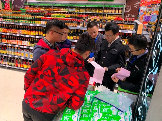 已處理1549009256373執(zhí)法人員檢查食鹽銷售.jpg